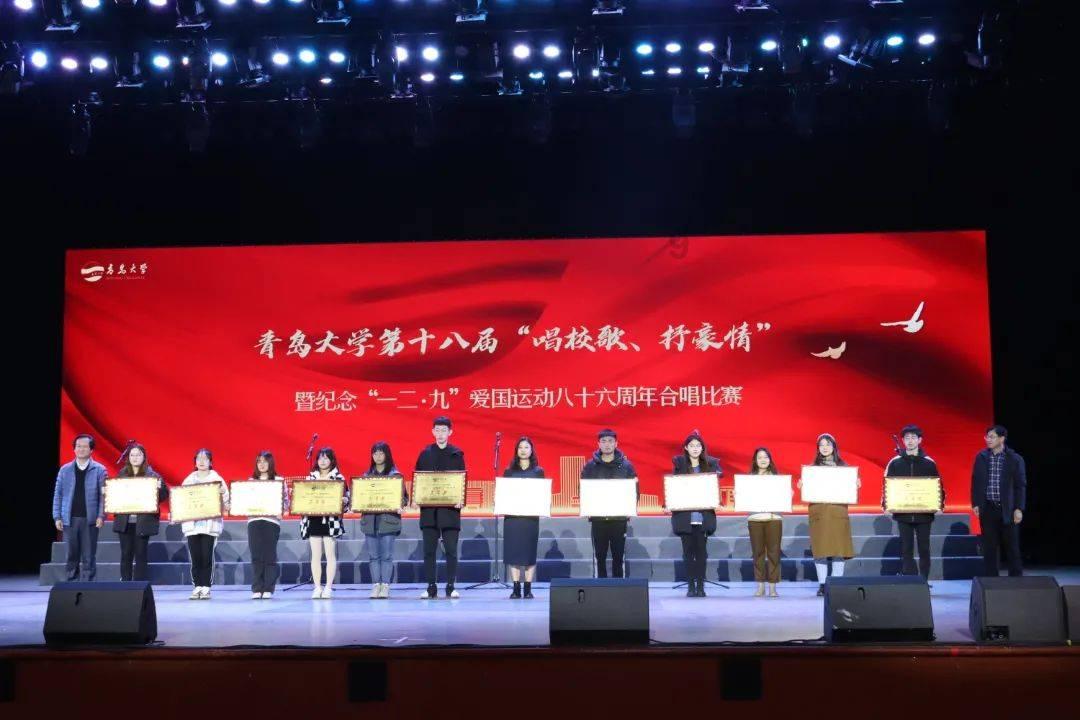 工作人员发驾照从楼上扔被指不尊重人 驾校:是我们的疏忽 不会再有类似情况发生